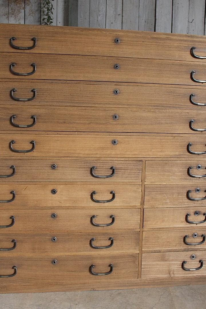 古い木製の引き出し　15杯