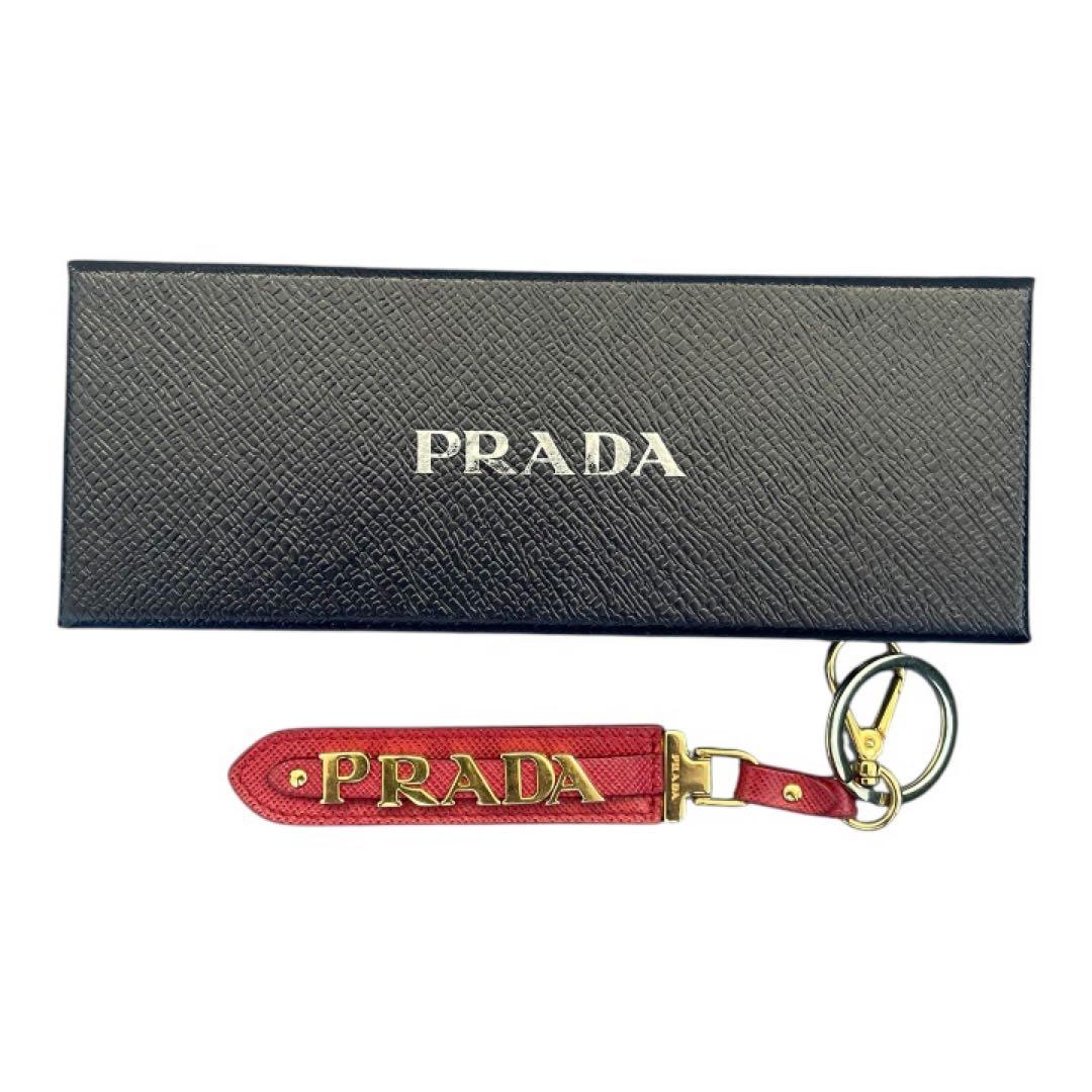 美品　PRADA レッドレザーキーホルダー 箱付き