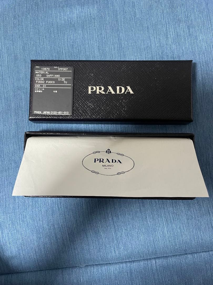 美品　PRADA レッドレザーキーホルダー 箱付き