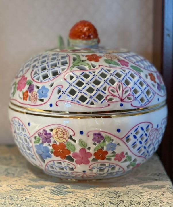 ロイヤルポーセリン Porcelain  透かしボンボン入れ