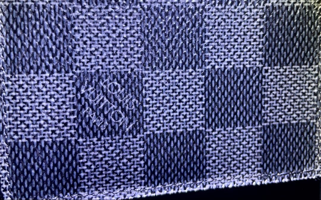 ちゃんはる　　　LOUIS VUITTON ダミエ 二つ折り財布