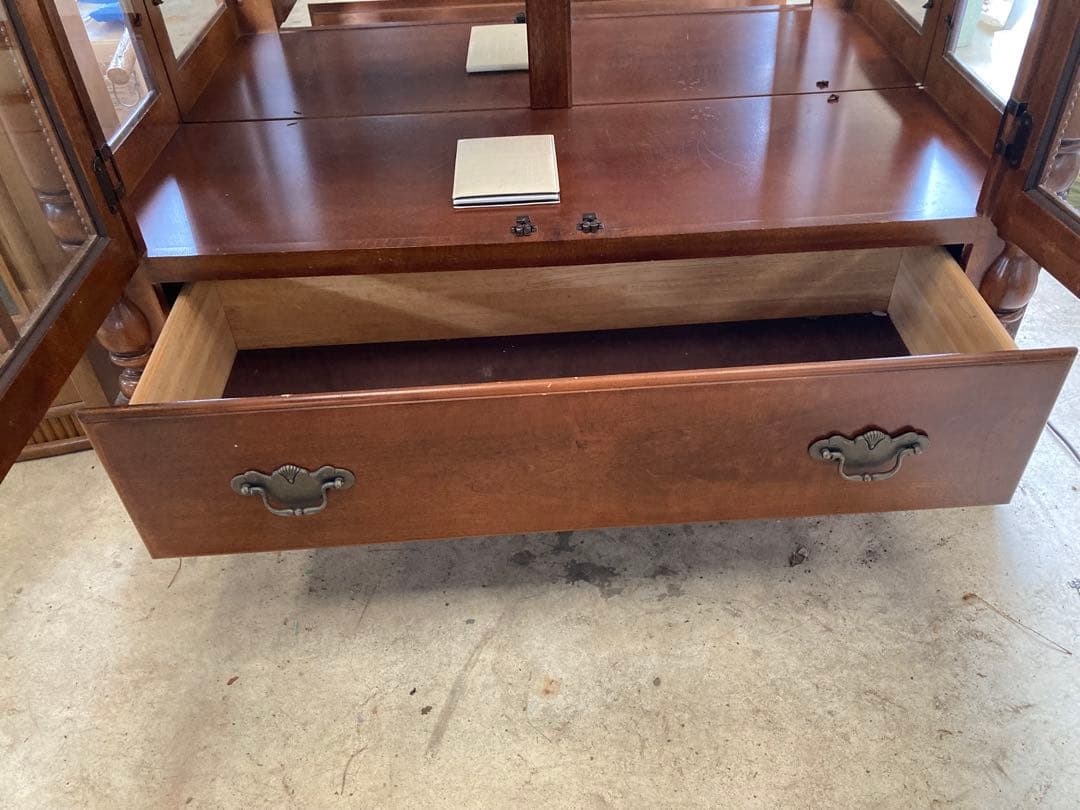 英国アンティーク　ガラスキャビネット　庫内照明付き