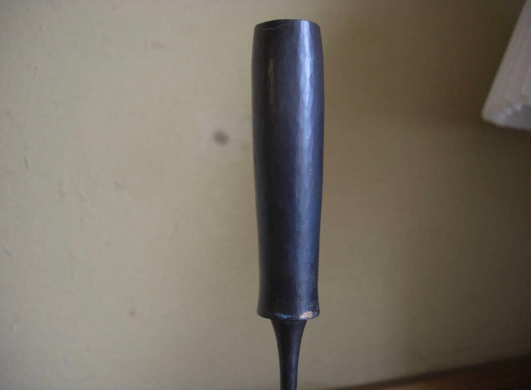 杉島大樹さんの鉄製花器「芯のある人」