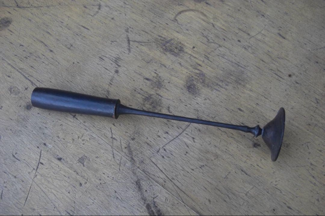 杉島大樹さんの鉄製花器「芯のある人」