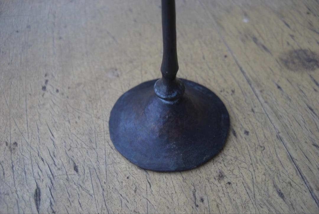 杉島大樹さんの鉄製花器「芯のある人」