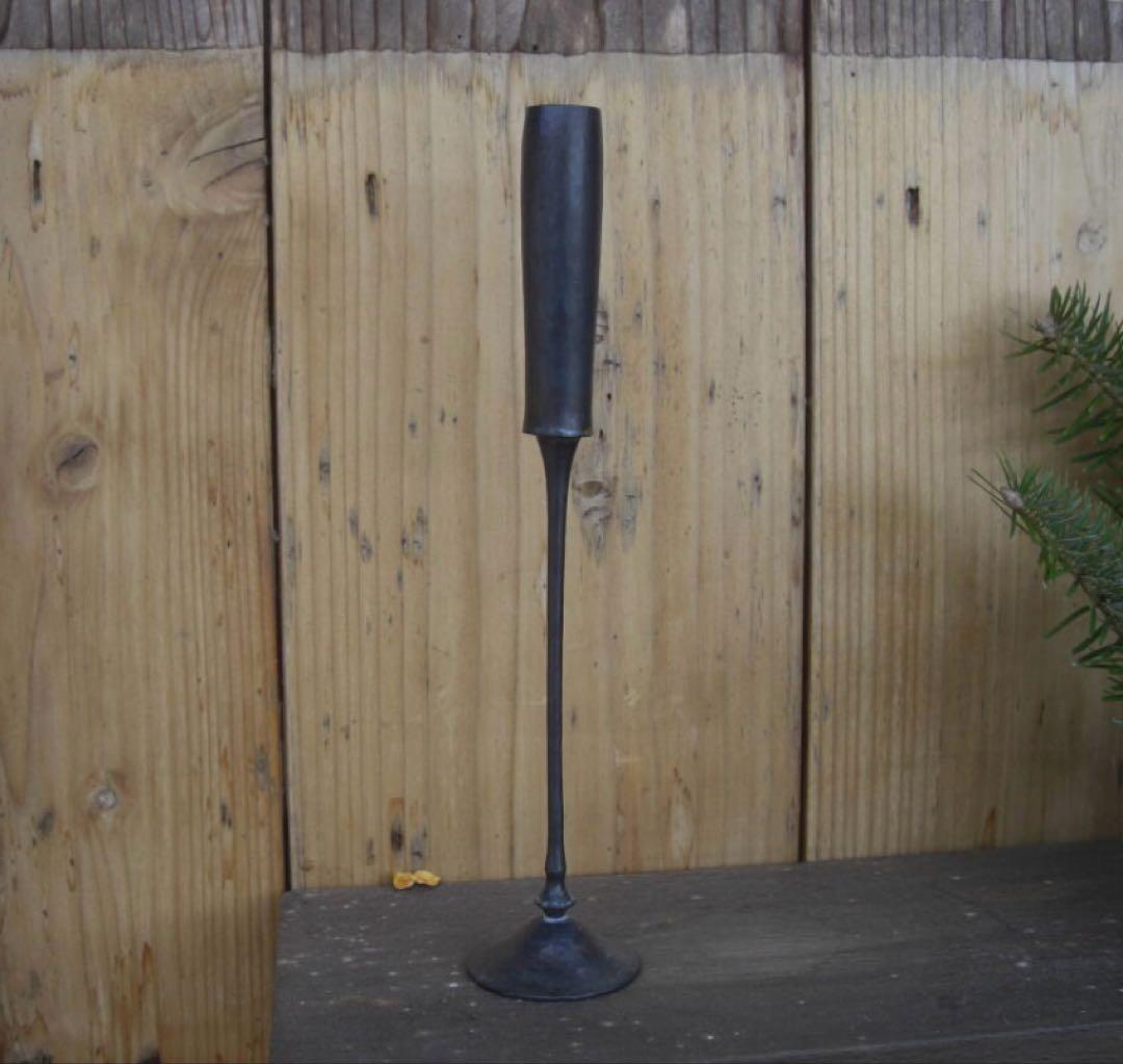 杉島大樹さんの鉄製花器「芯のある人」