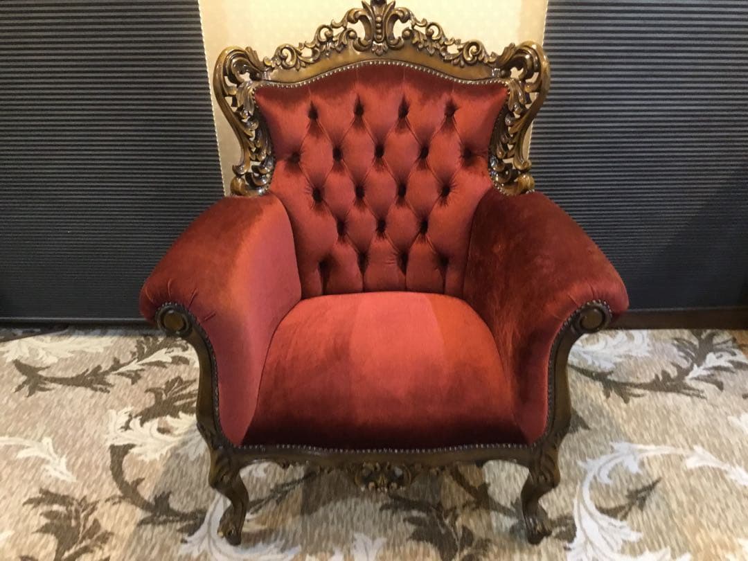 バロックスタイル 赤いアームチェア