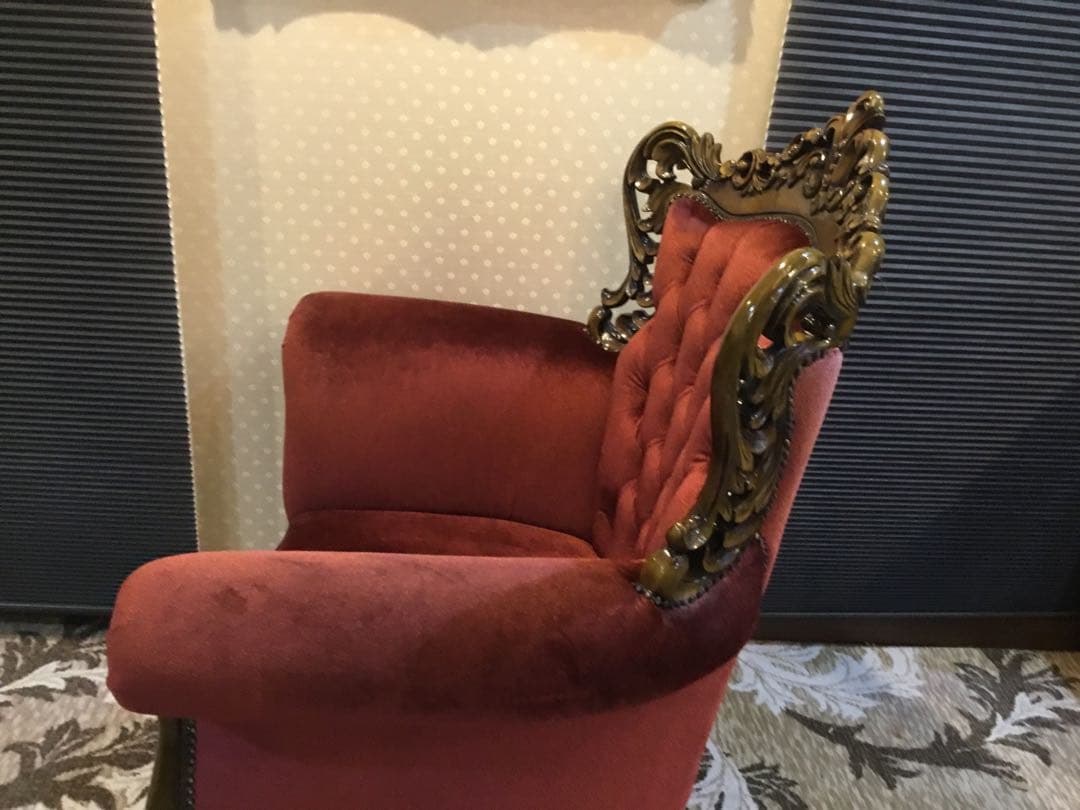 バロックスタイル 赤いアームチェア