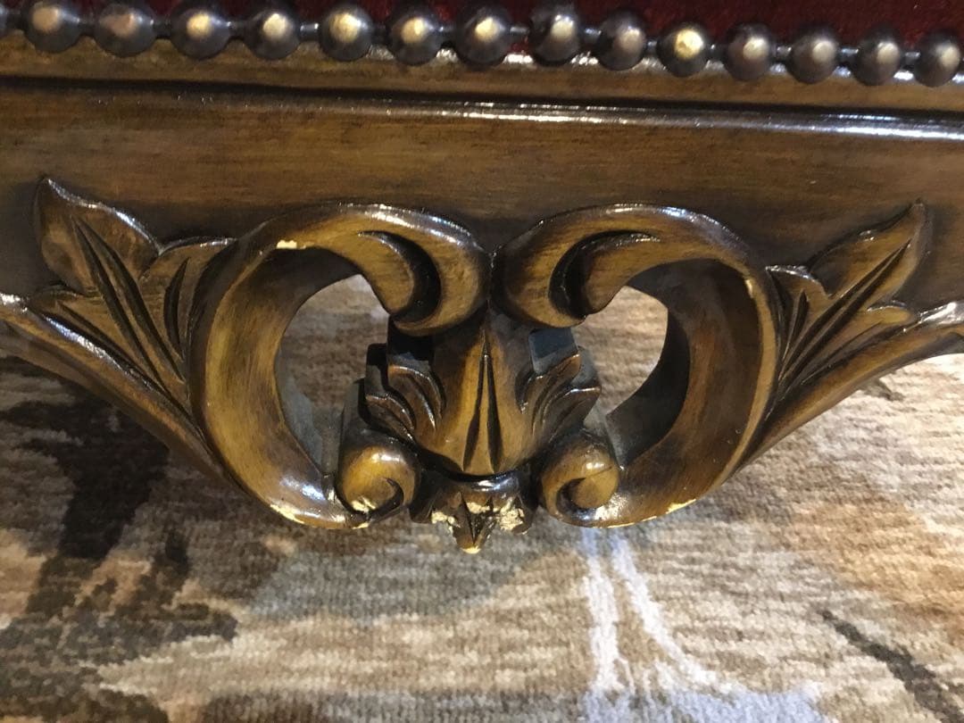 バロックスタイル 赤いアームチェア