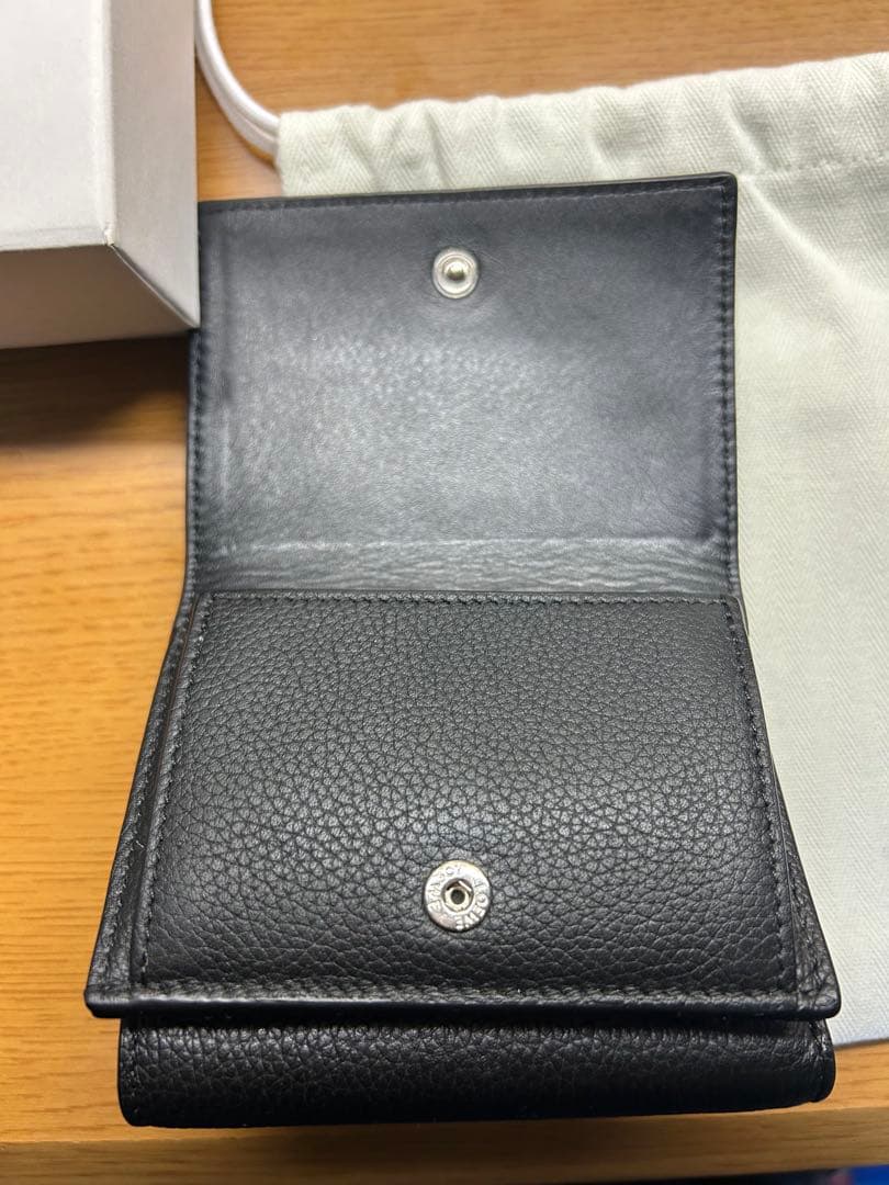 ロエベ LOEWEトライフォールド ウォレット(ソフトグレインカーフ) 財布