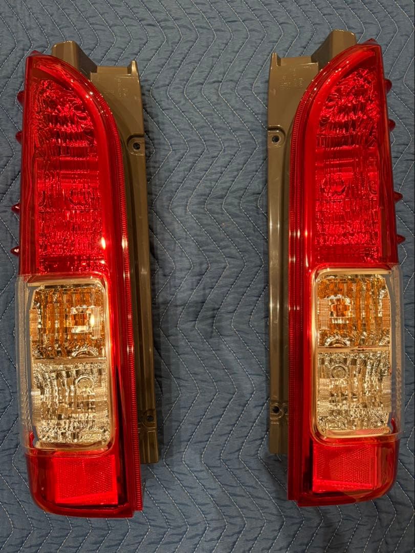 【新品外し・美品】ハイエース 200系 純正テールランプ 左右セット