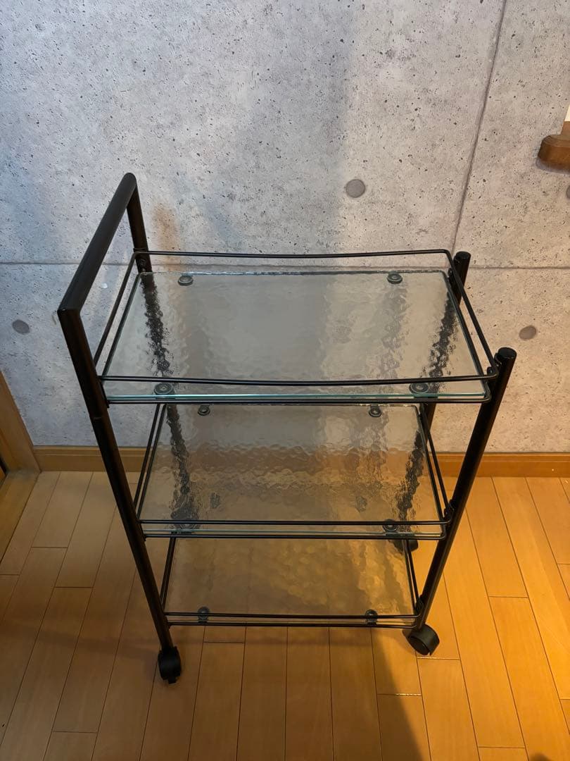 ガラスとスチールの3段ラック