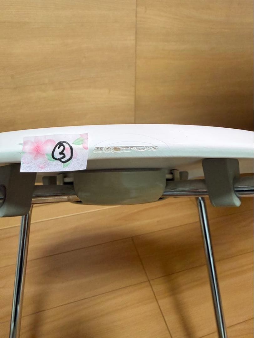 Fritz Hansen社製のドットスツールです。