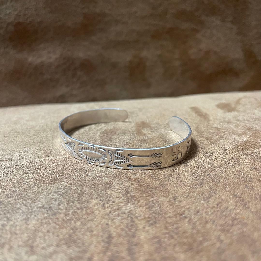 a10196 インディアンジュエリー スタンプワーク スワティカ バングル