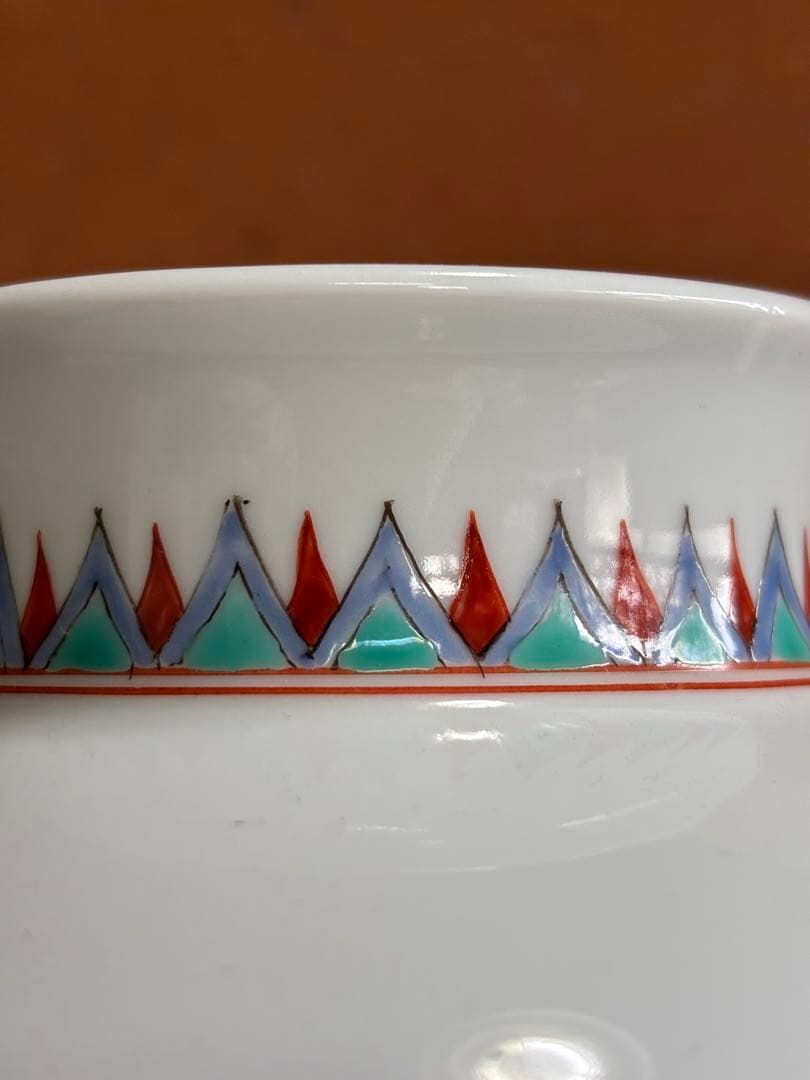 重要無形文化財十三代酒井田柿右衛門作色赤絵岩牡丹剣菱文花瓶　最上手　未使用