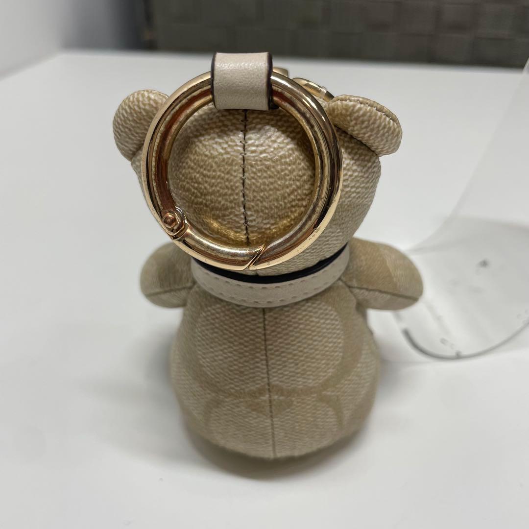 み*い様 COACH ベージュクマ型キーホルダー