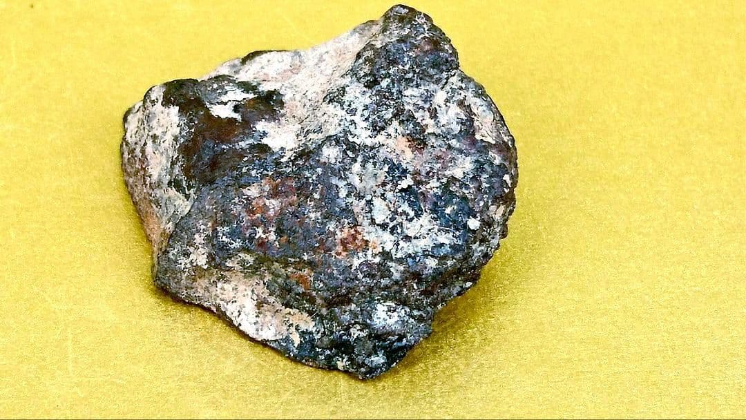 45.5億年前の特殊鉱物を含む超希少EL隕石14.9ｇ