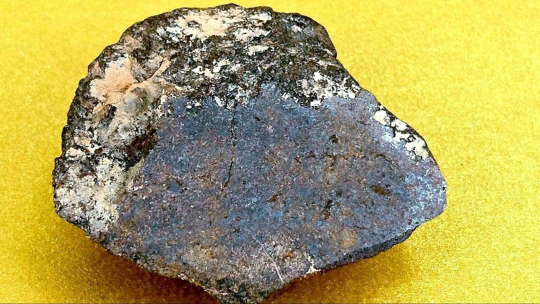 45.5億年前の特殊鉱物を含む超希少EL隕石14.9ｇ