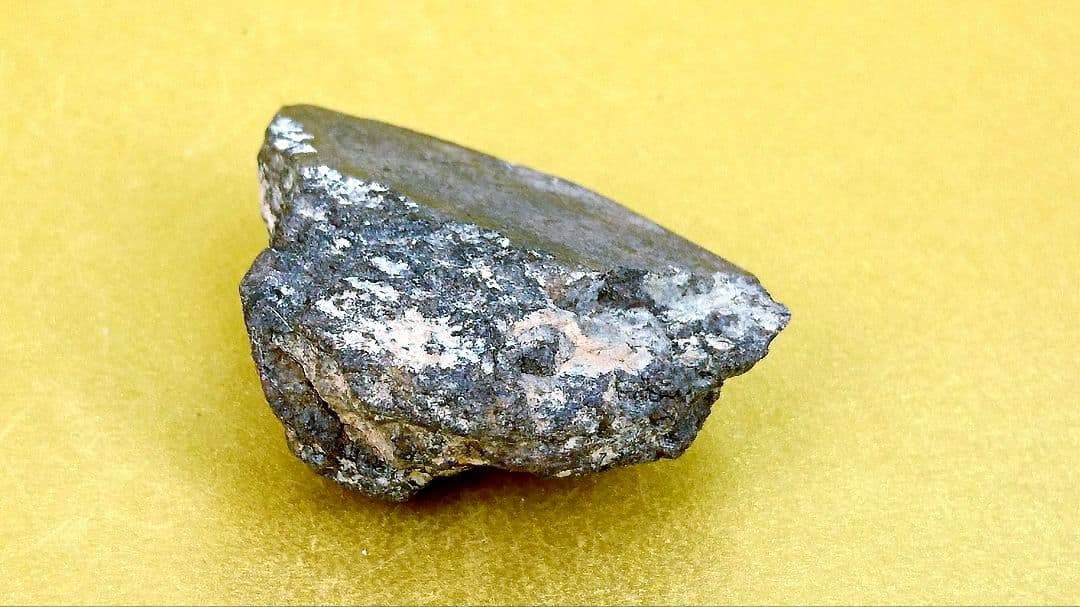 45.5億年前の特殊鉱物を含む超希少EL隕石14.9ｇ