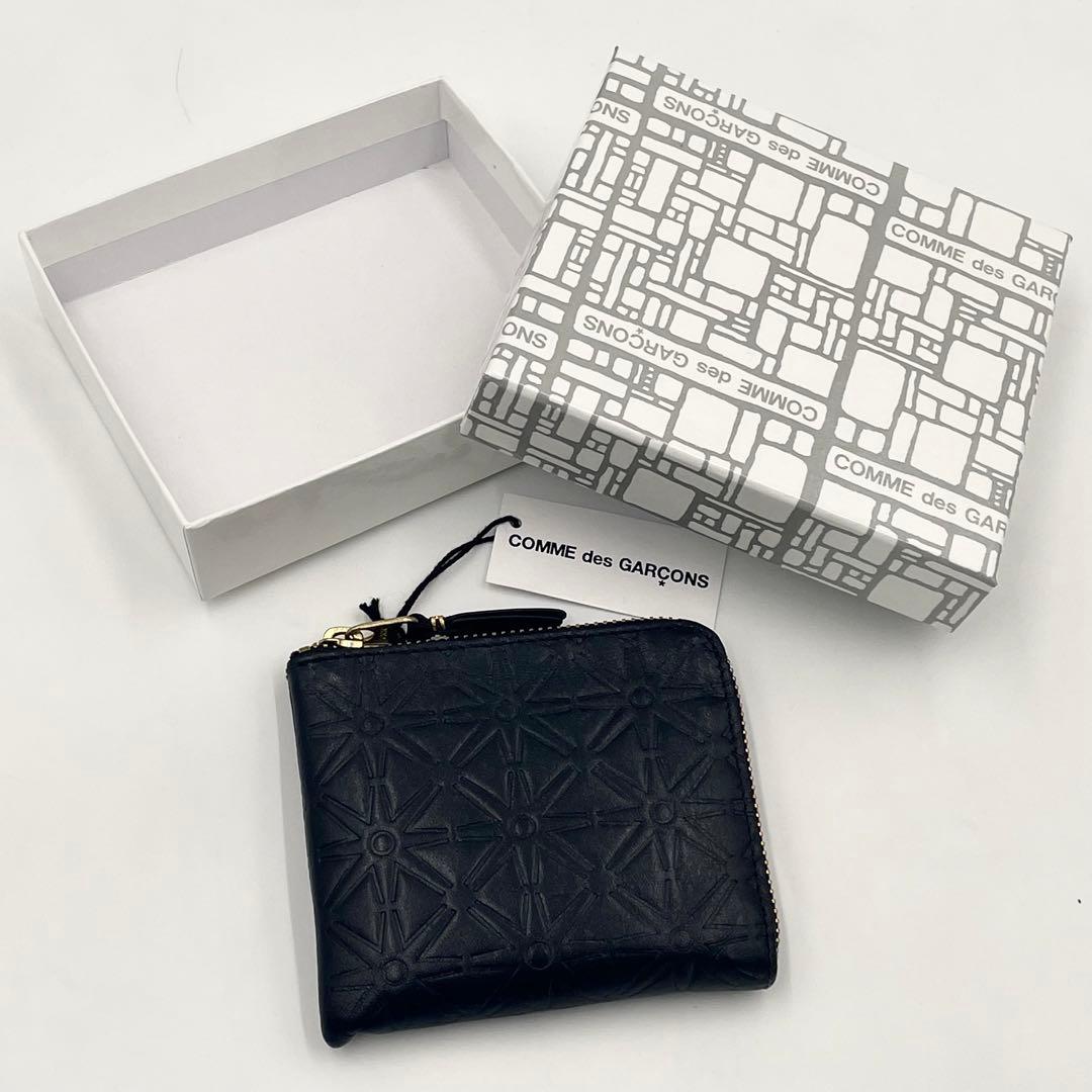 【美品/箱付き】コムデギャルソン エンボス コンパクトウォレットケース黒