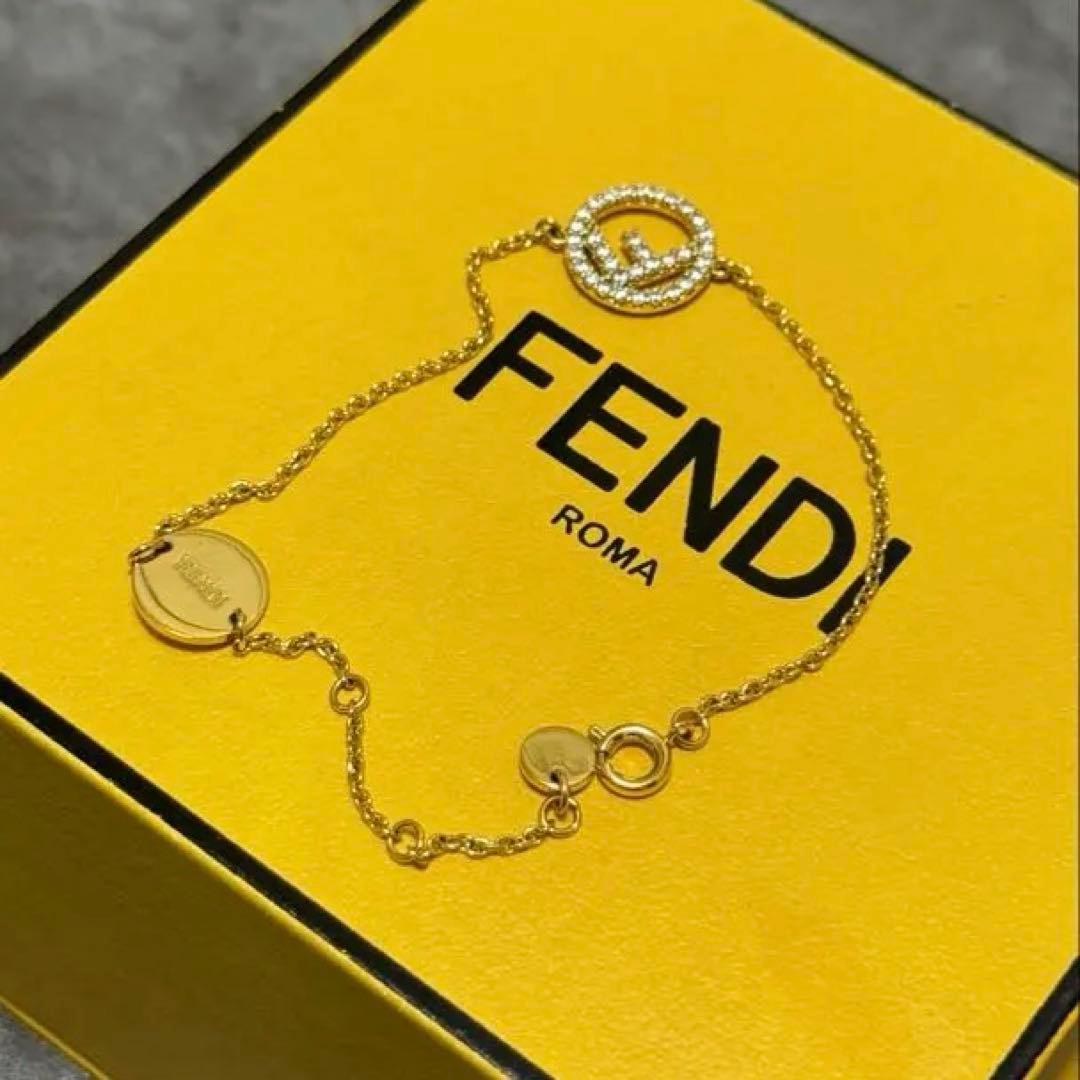 【みずき】FENDI ゴールド ブレスレット ロゴチャーム付き