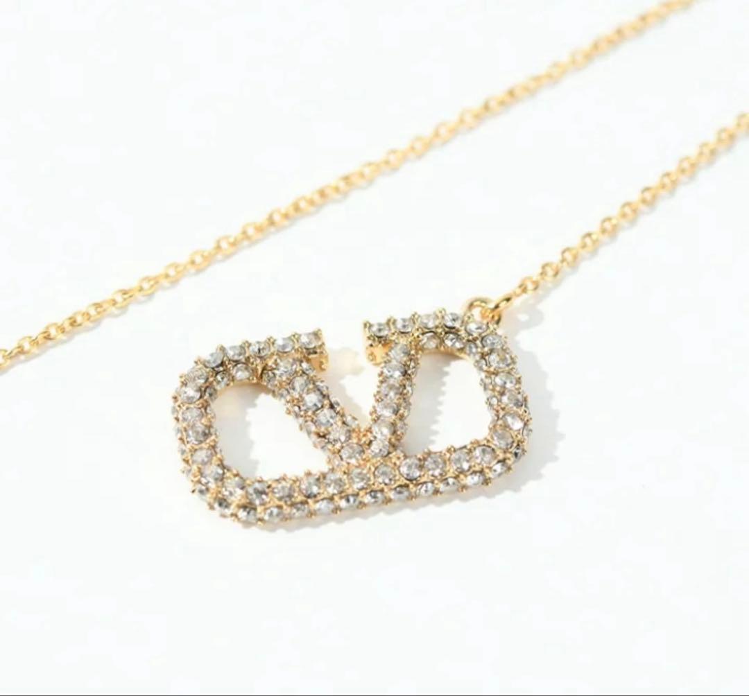 ひめみんとVALENTINO v-logo signature ピアス