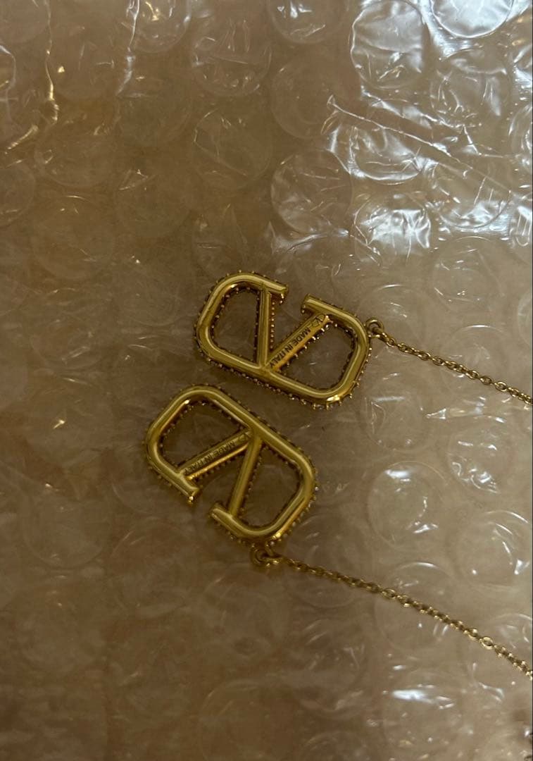 ひめみんとVALENTINO v-logo signature ピアス