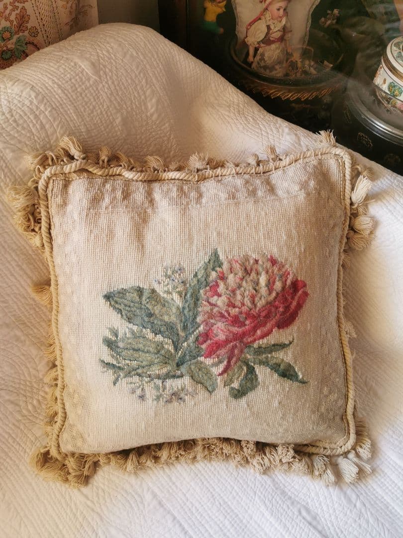 アンティークニードルポイント プチポワン薔薇色の多弁の花 リネンクッションカバー