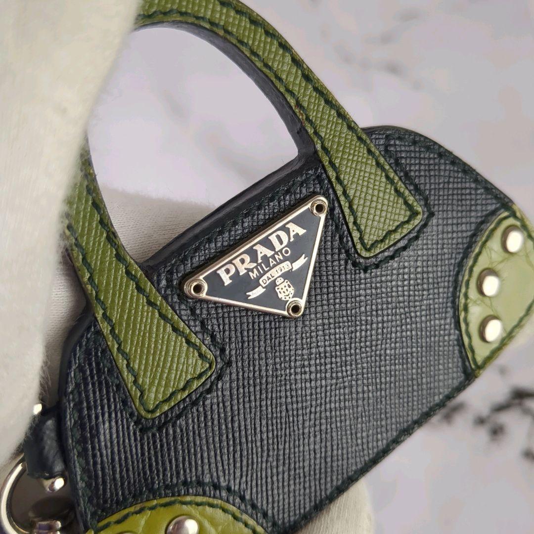 【美品】プラダ☆三角ロゴ　サフィアーノ　バッグ　チャーム　キーホルダ　かわいい