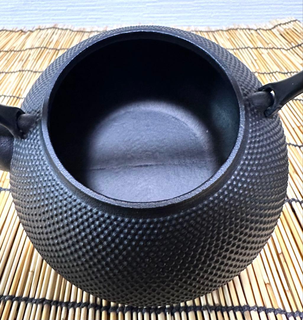 未使用、付属品付き　南部岩鋳造　１０型アラレ　南部鉄瓶　南部鉄器　鉄瓶