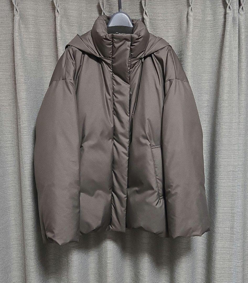 ２３区　今季品　ステッチレス フーデット ダウン　チャコールグレー　３８　極美品