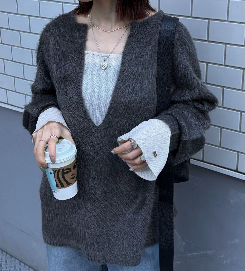 美品⭐︎エアリー深Vニット
