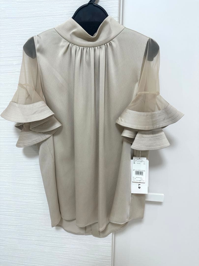 ベージュ フリル袖 ハイネックシャツ新品未使用タグ付き
