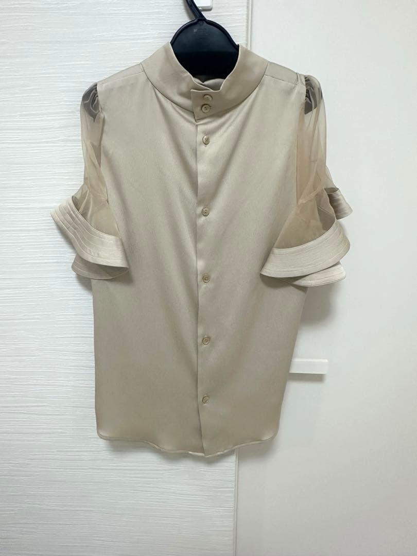 ベージュ フリル袖 ハイネックシャツ新品未使用タグ付き