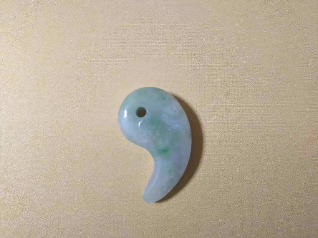 天然石 糸魚川 翡翠 ヒスイ 勾玉 ①