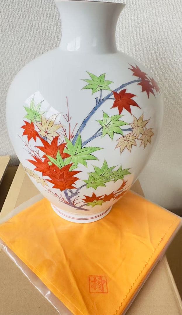 希少品十四代酒井田柿右衛門本人作 濁手紅葉文花瓶 高さ約29 Cm共布本物保証