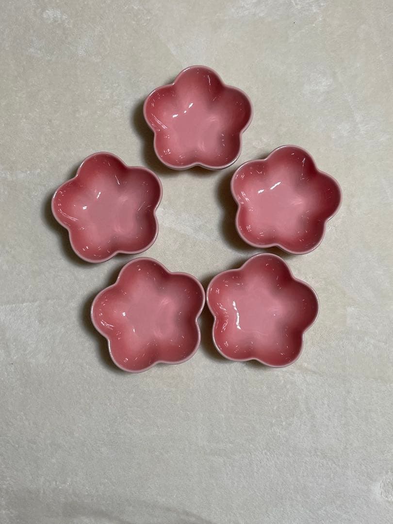 ほぼ新品未使用　ル・クルーゼ　フラワーボウル　ローズクォーツ？　５枚セット　（2