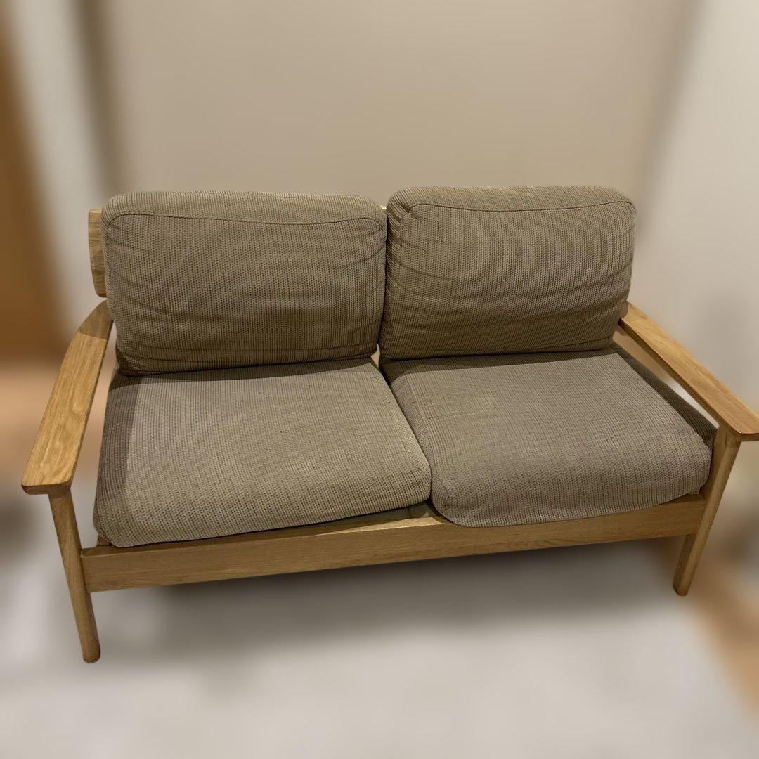 ベージュの木製フレームソファ送料込み