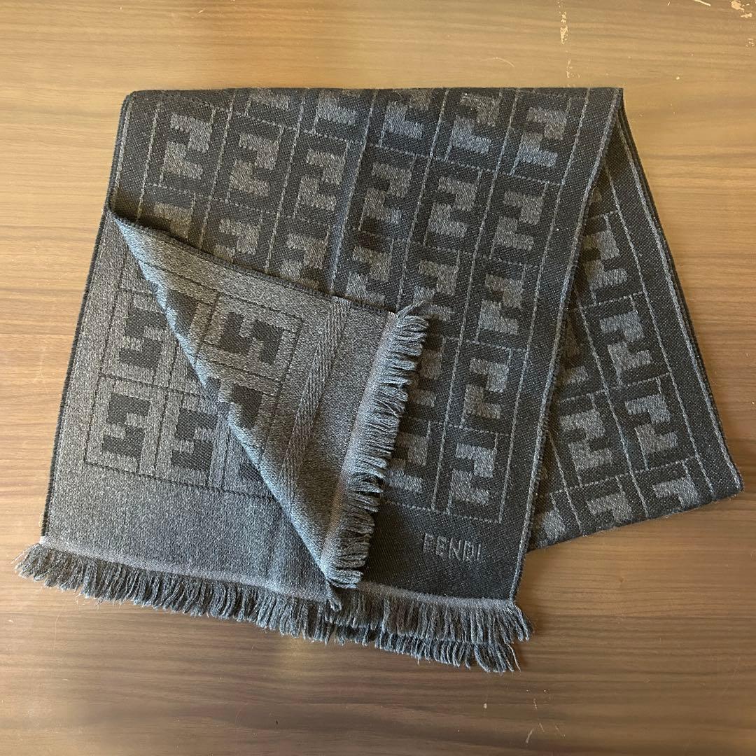 FENDI ロゴ入り ブラック マフラー