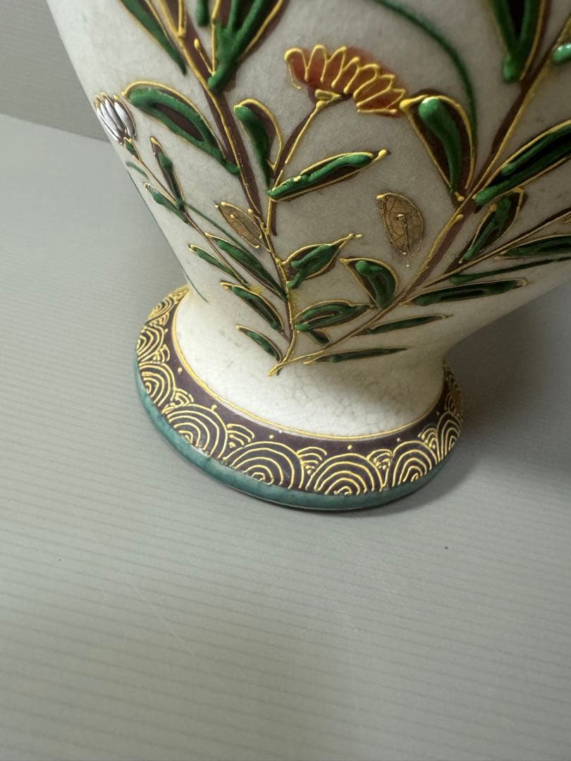 2107 明治時代 名工【寿山造】 薩摩焼 金彩色絵花蝶文 花瓶　時代物