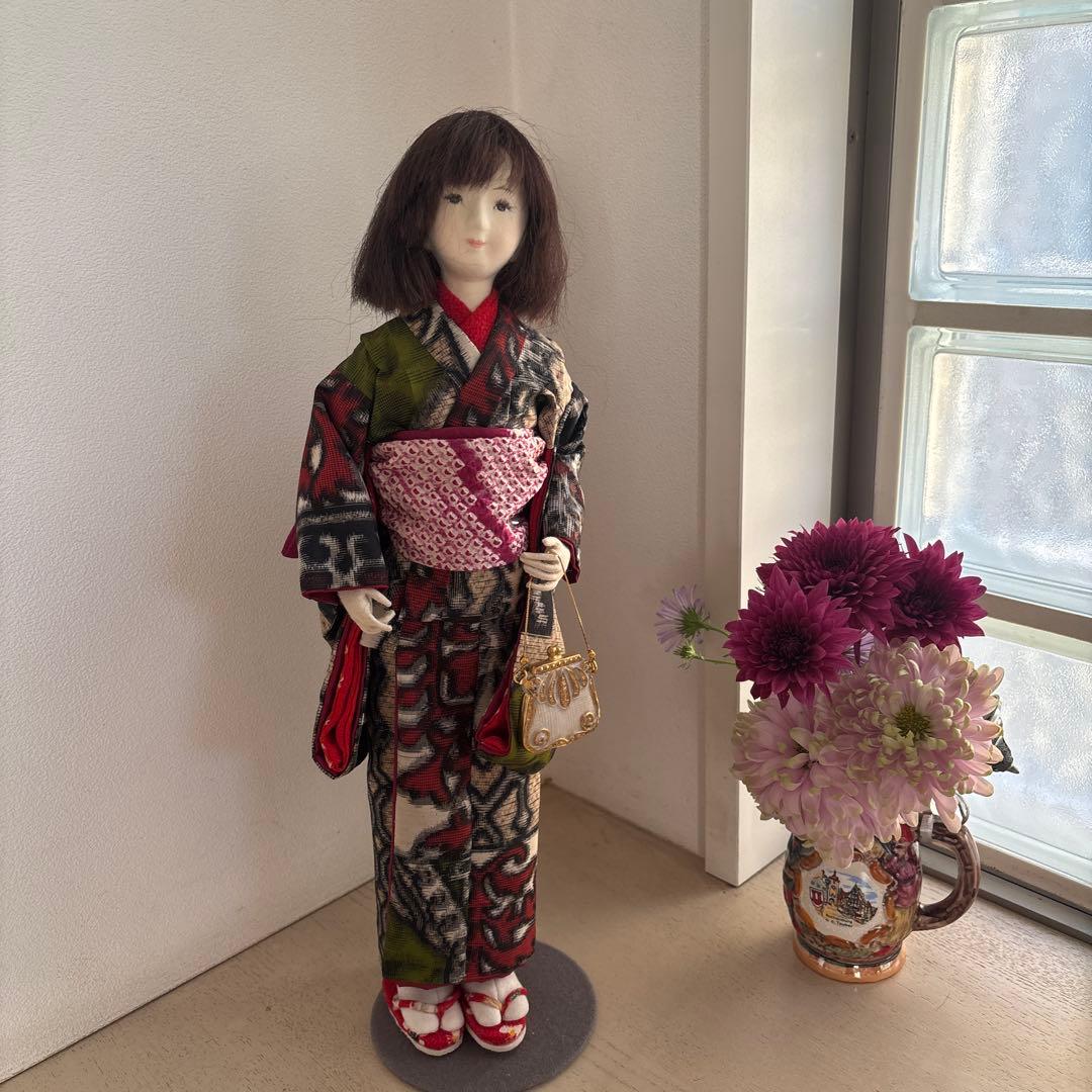 多色着物の人形 スタンド付き