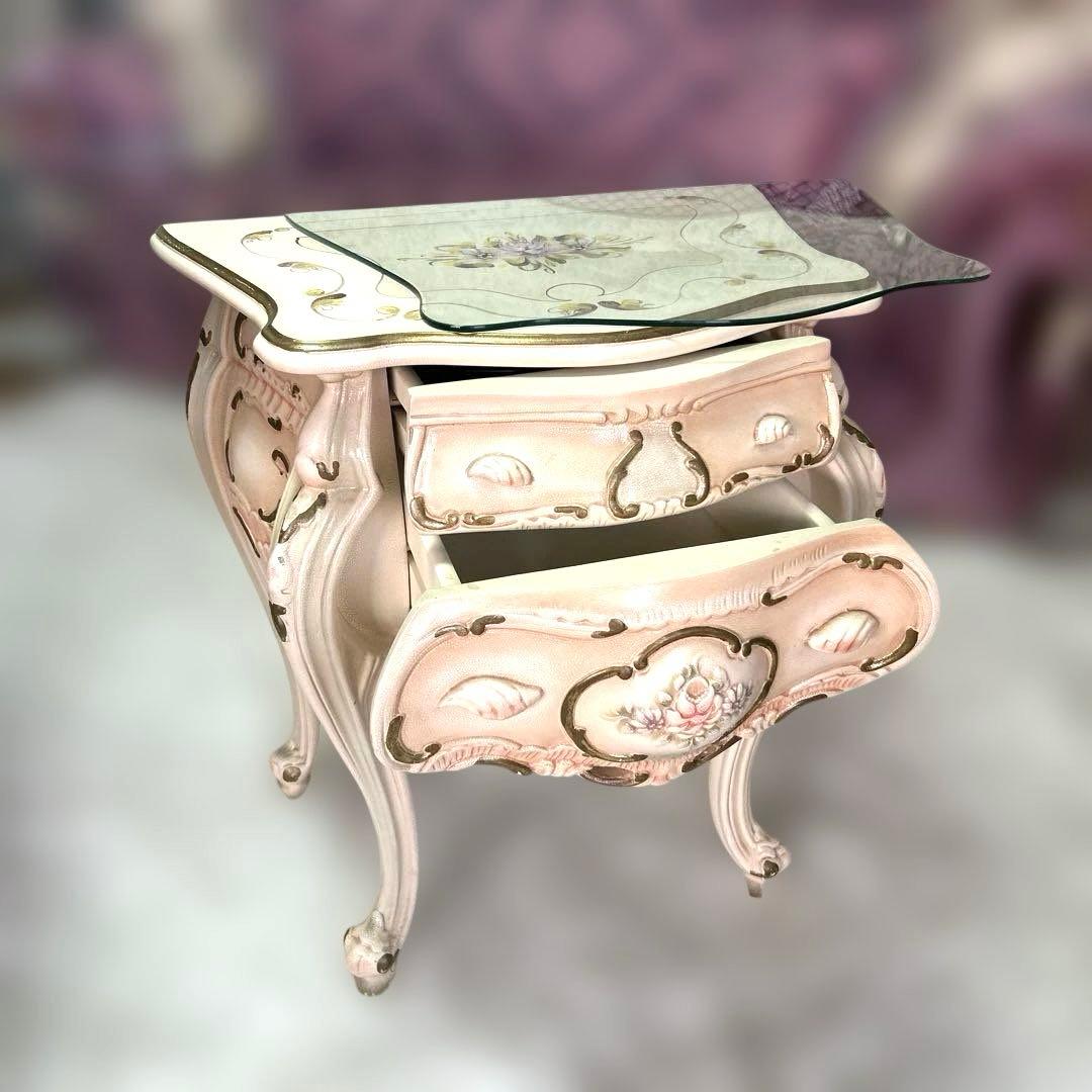 フローラル装飾のピンクキャビネット