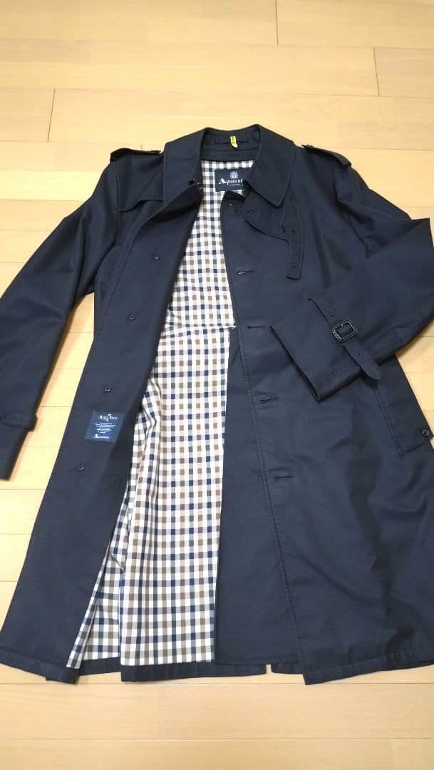 アクアスキュータム　ネイビー トレンチコート チェック裏地