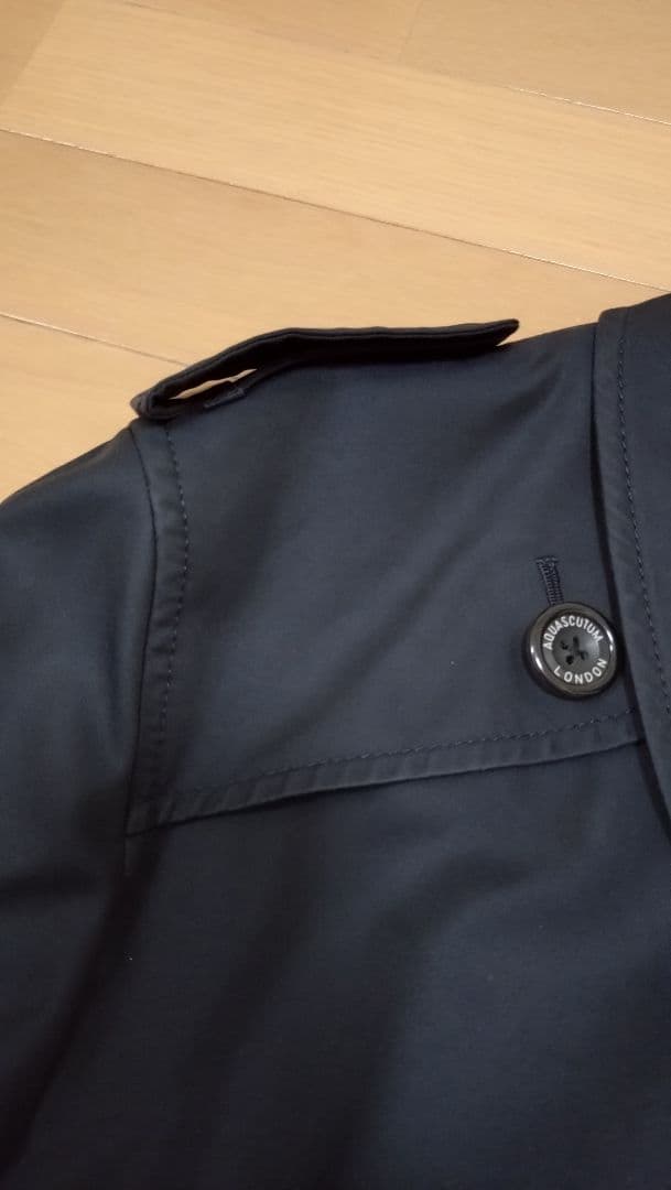 アクアスキュータム　ネイビー トレンチコート チェック裏地