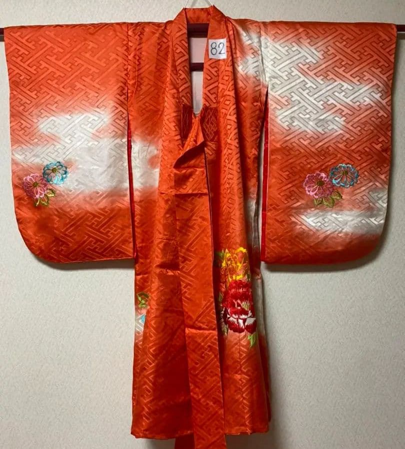 No.82豪華金糸刺繍正絹七五三子供着物着丈95センチ裄丈45.5センチ
