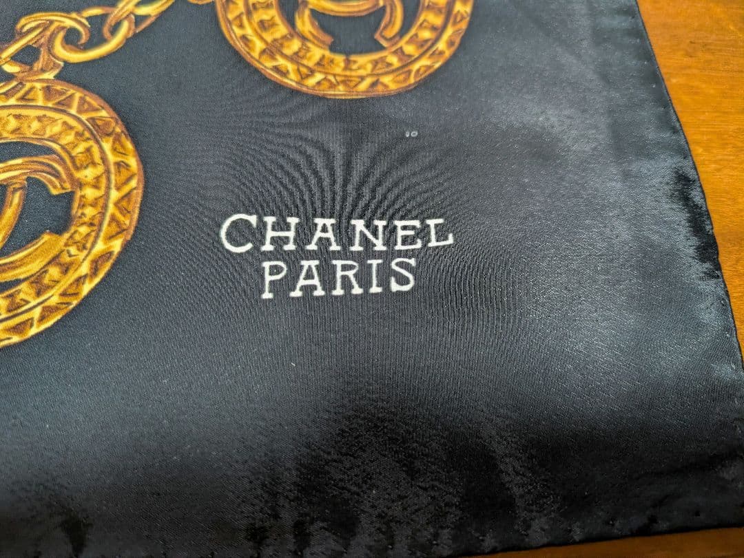 CHANEL 100%シルク スカーフ ゴールド