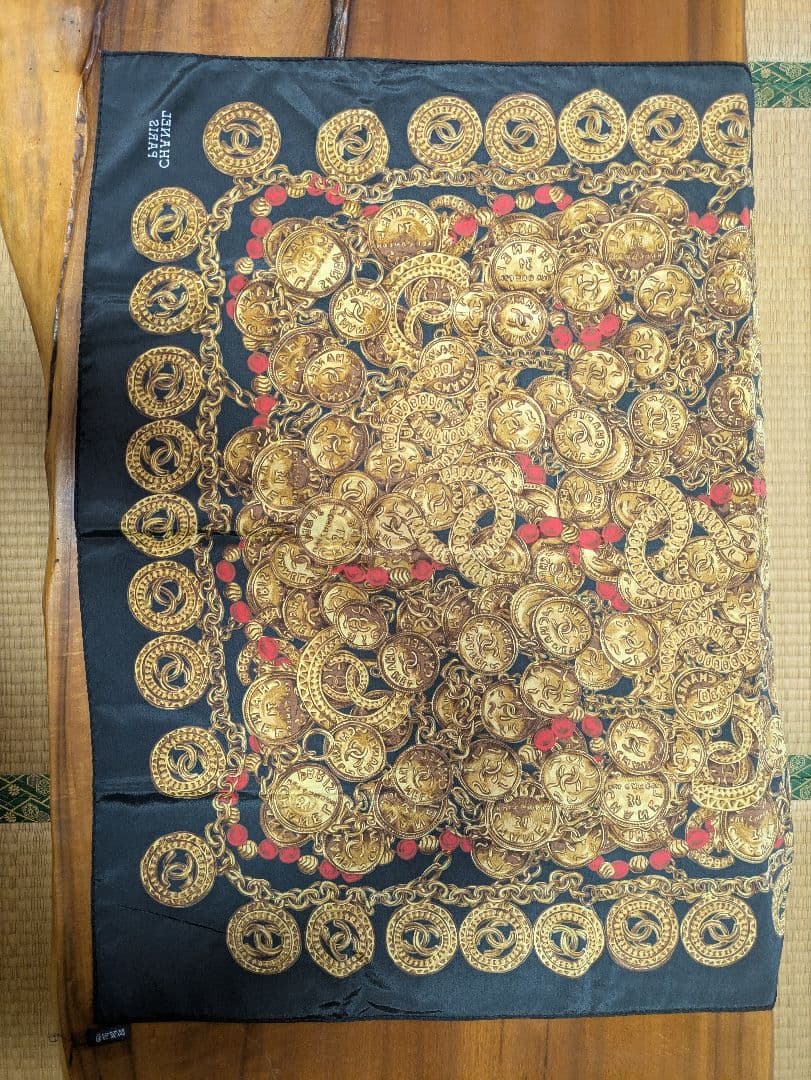 CHANEL 100%シルク スカーフ ゴールド