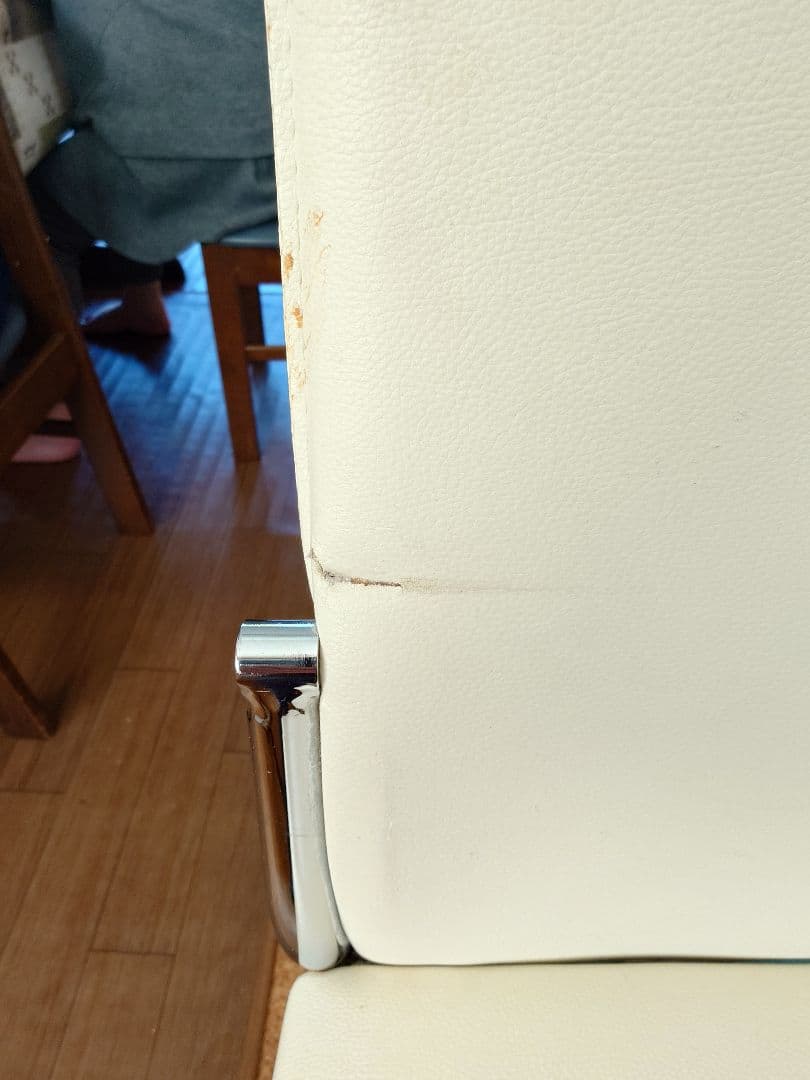 ガラス天板の長方形テーブル