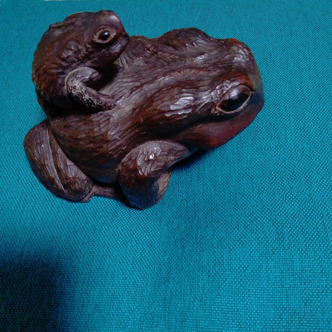 手掘りの親子カエルです。自宅の蔵出しですが時代物と思います。