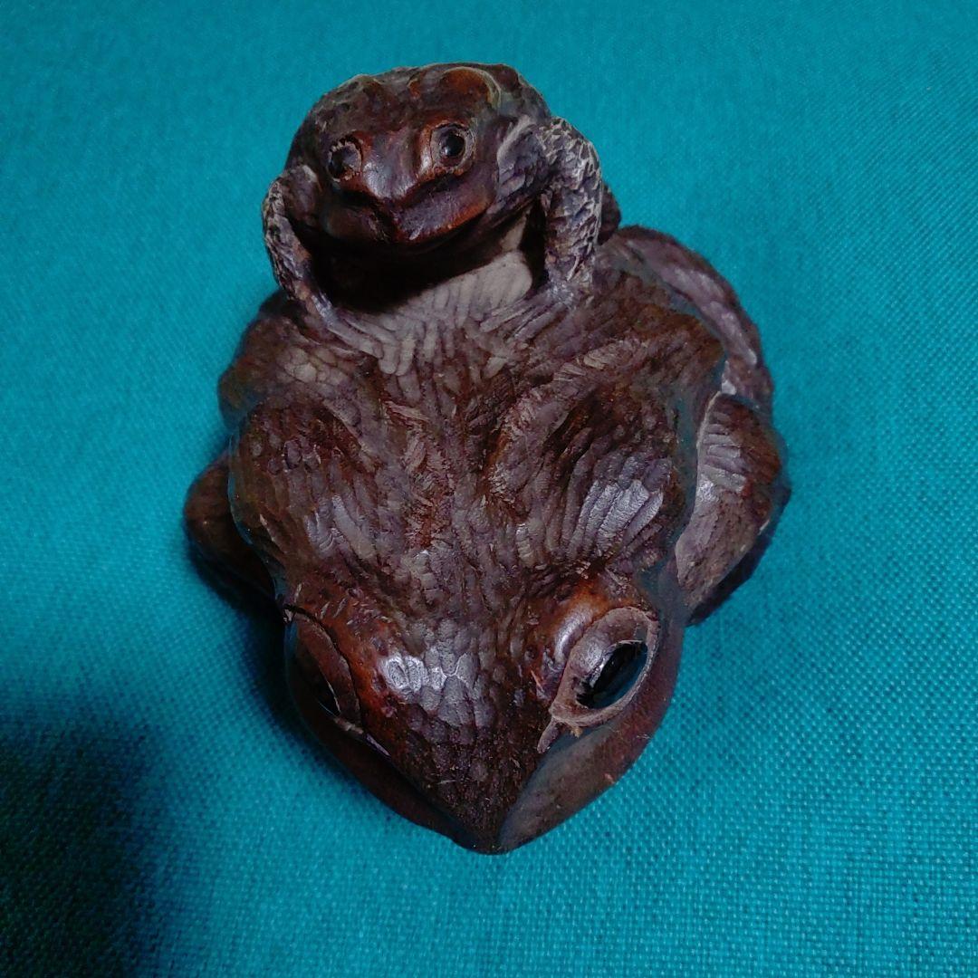 手掘りの親子カエルです。自宅の蔵出しですが時代物と思います。